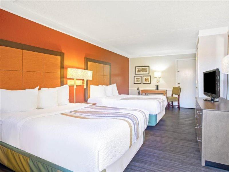 La Quinta Inn By Wyndham Victoria Exterior photo
