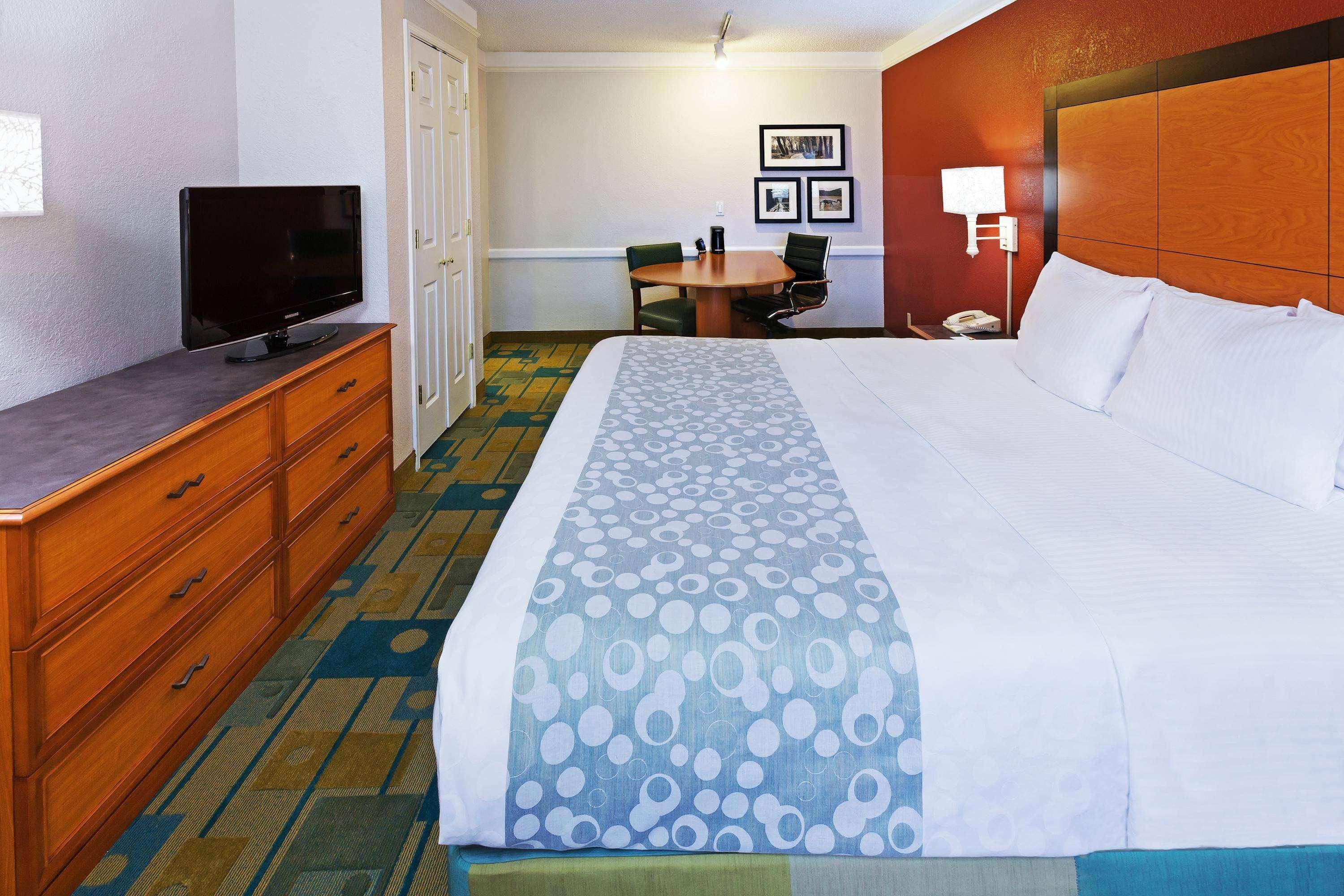 La Quinta Inn By Wyndham Victoria Exterior photo