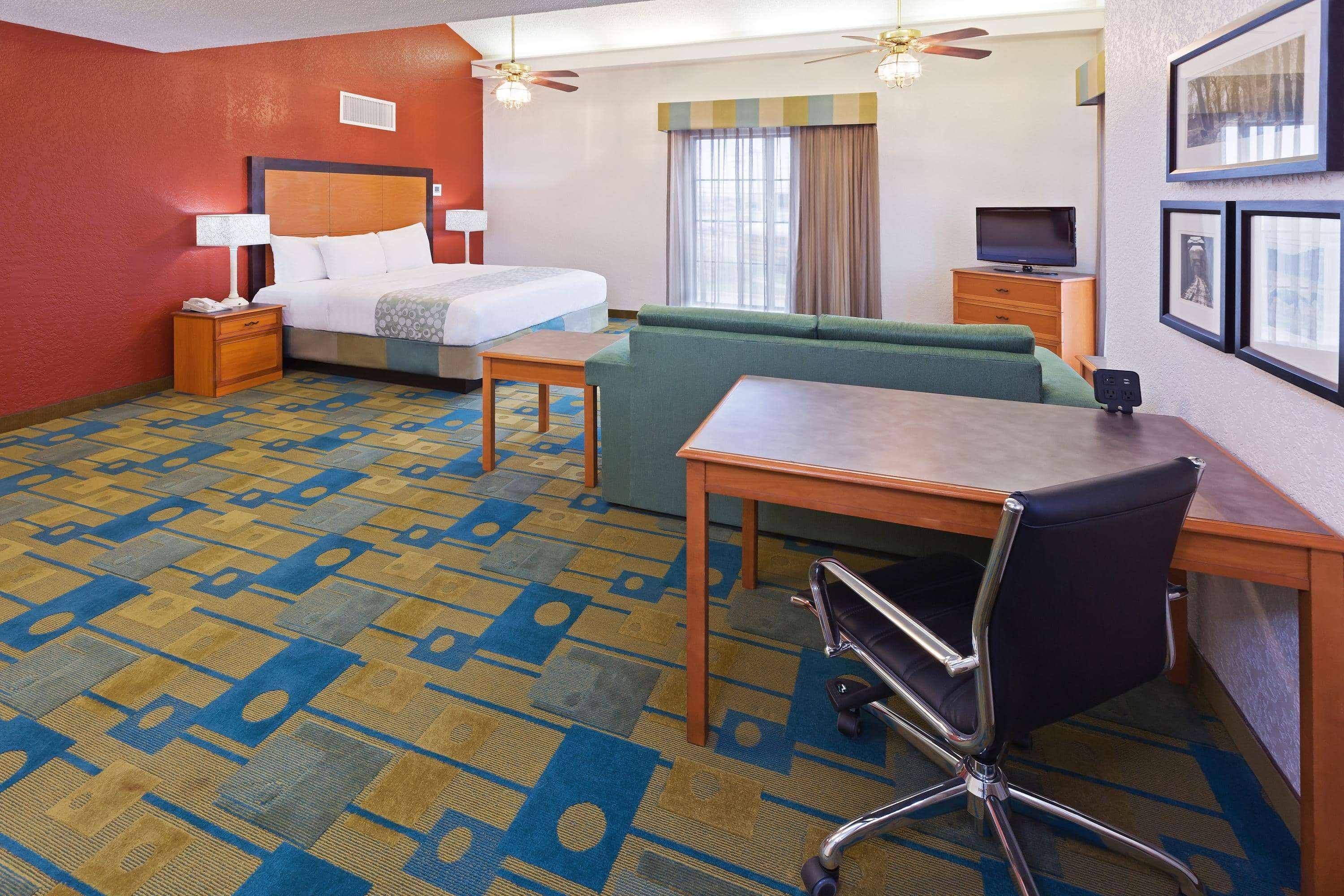 La Quinta Inn By Wyndham Victoria Exterior photo