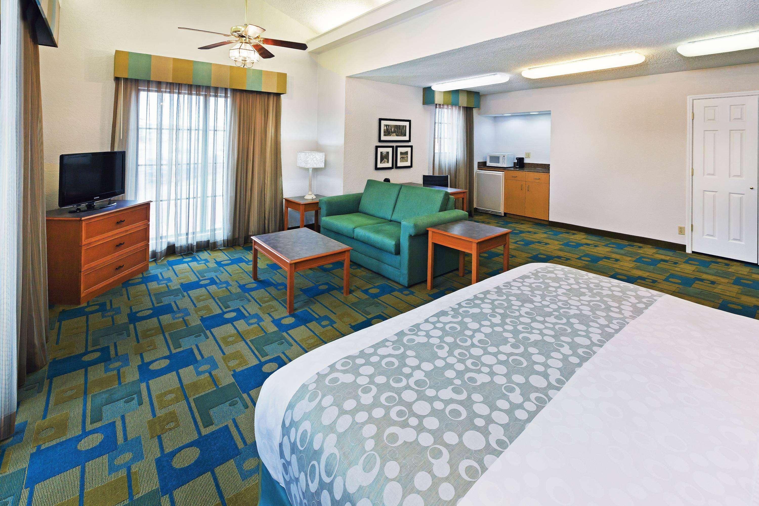 La Quinta Inn By Wyndham Victoria Exterior photo
