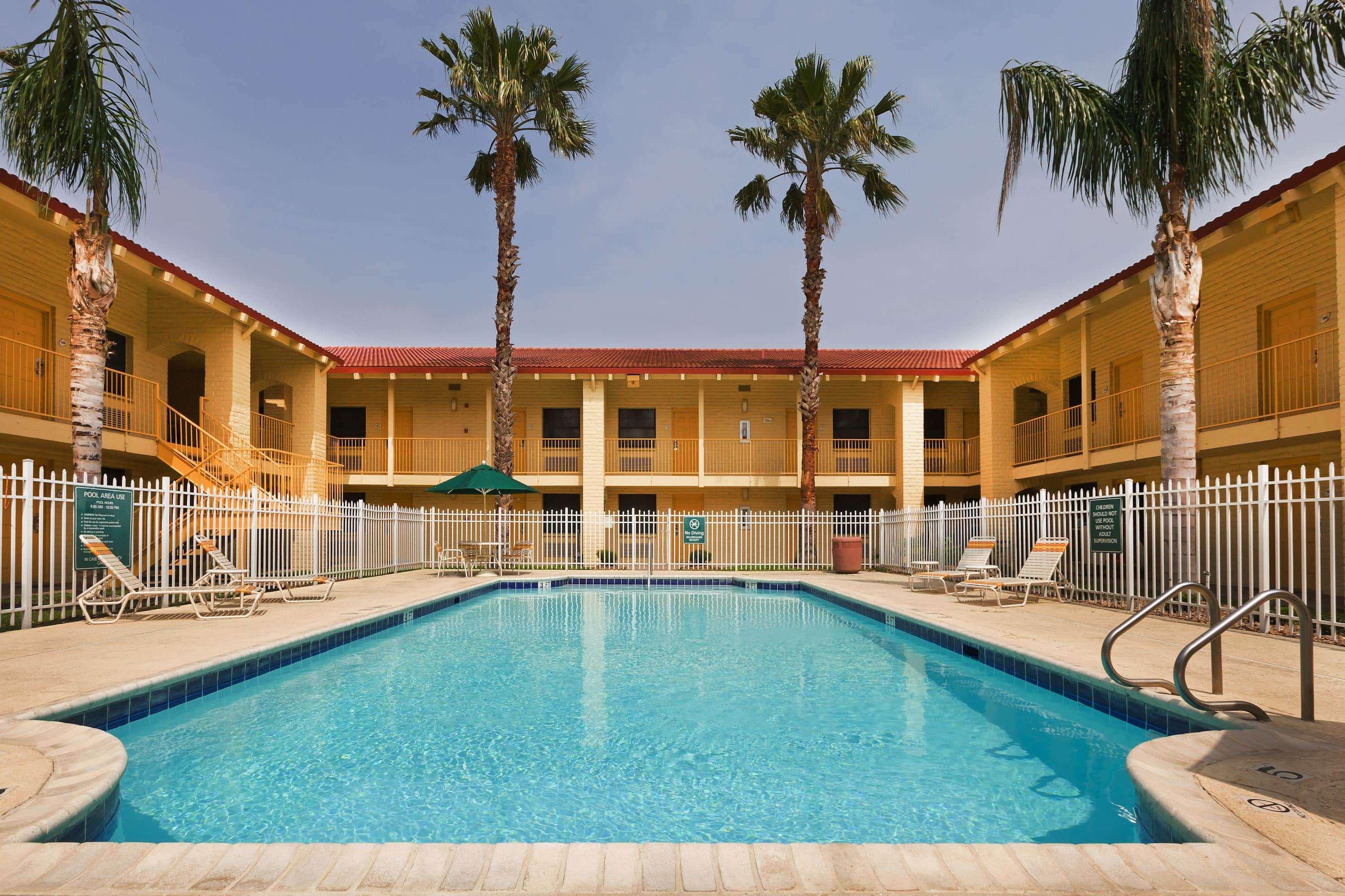 La Quinta Inn By Wyndham Victoria Exterior photo