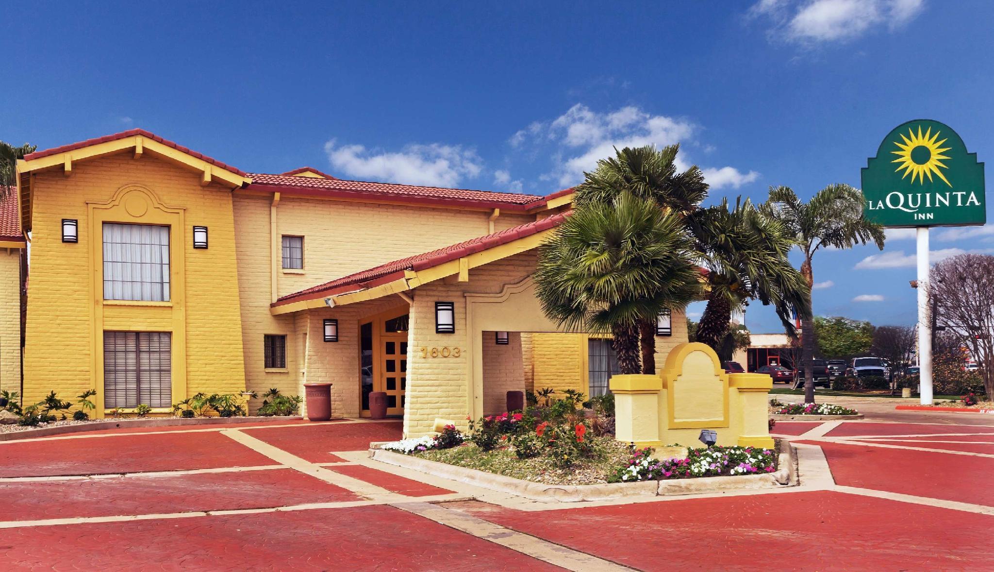 La Quinta Inn By Wyndham Victoria Exterior photo