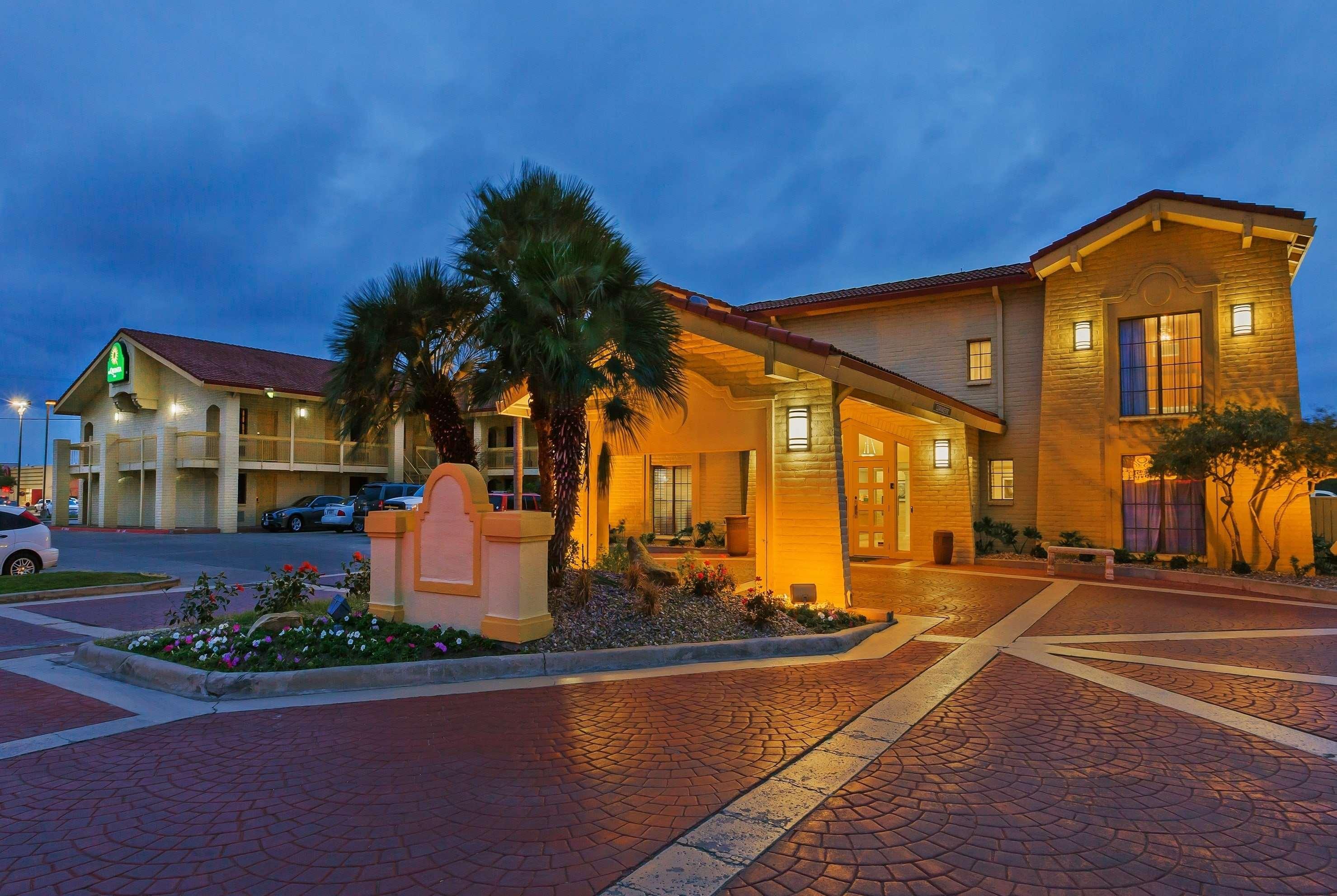 La Quinta Inn By Wyndham Victoria Exterior photo
