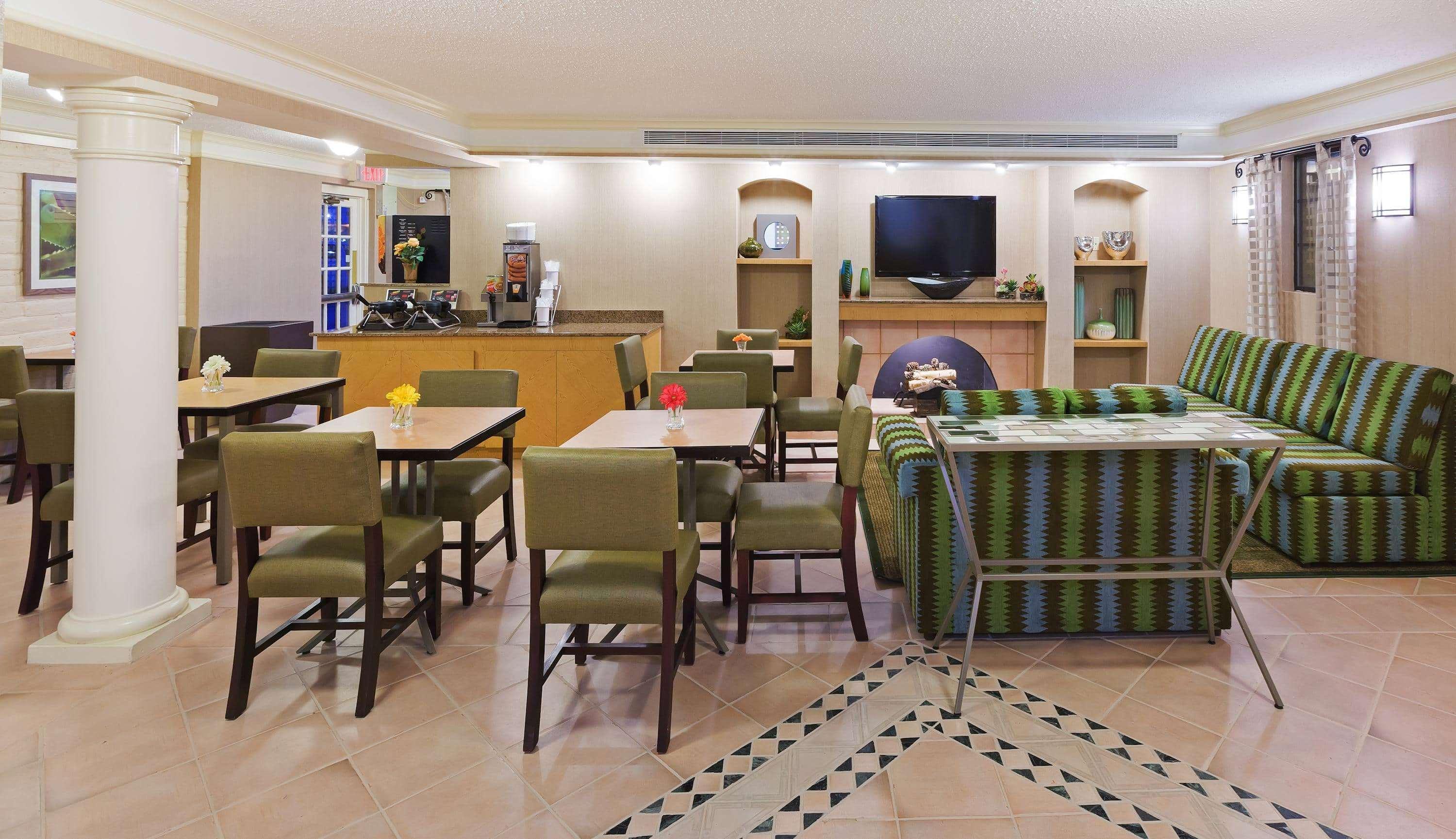 La Quinta Inn By Wyndham Victoria Exterior photo