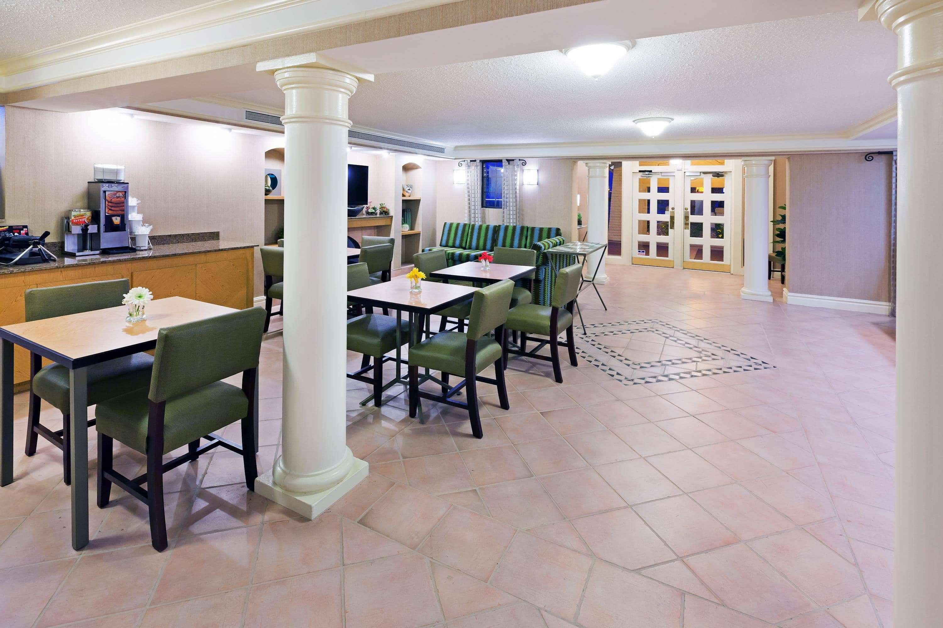 La Quinta Inn By Wyndham Victoria Exterior photo