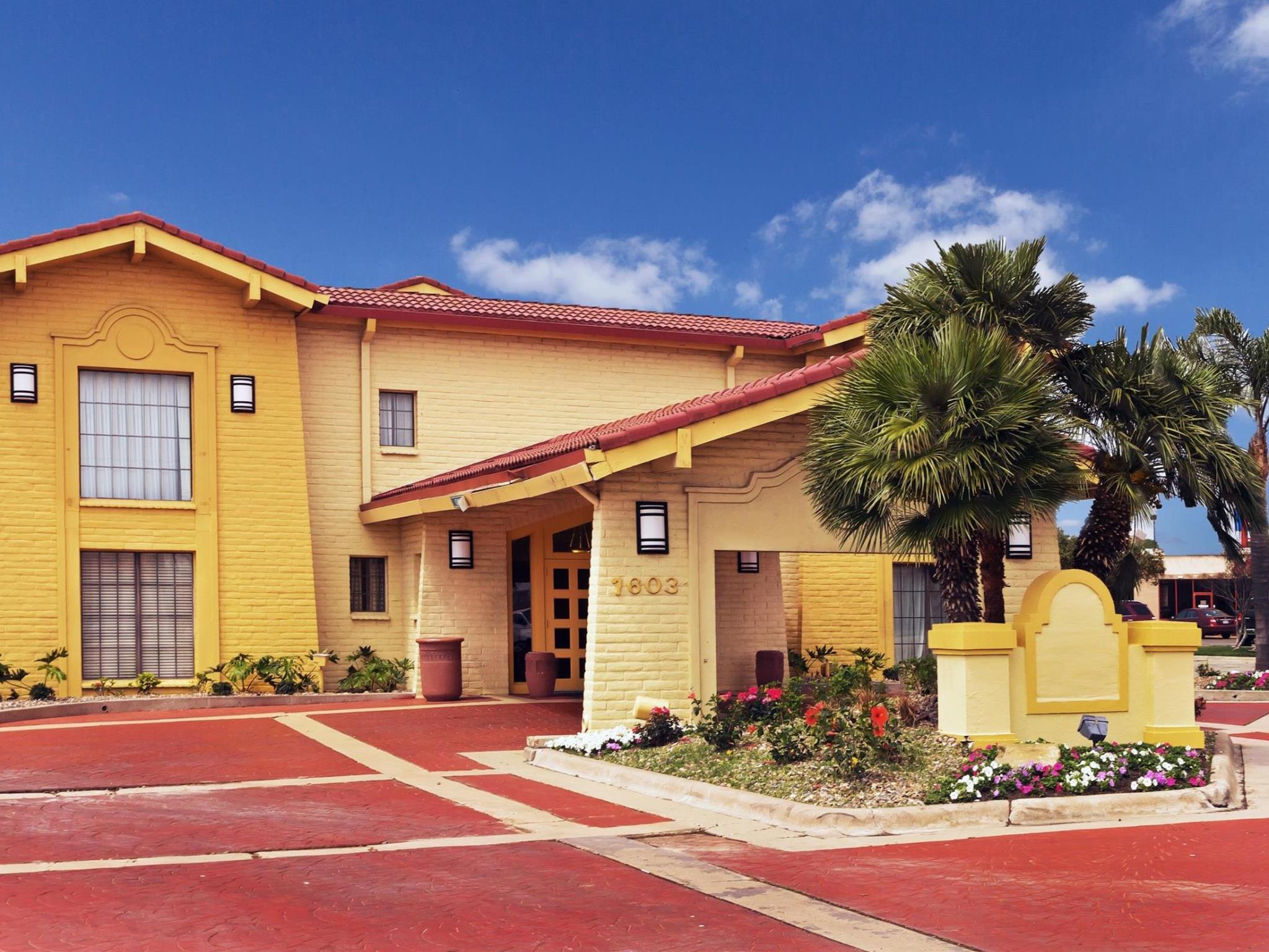 La Quinta Inn By Wyndham Victoria Exterior photo