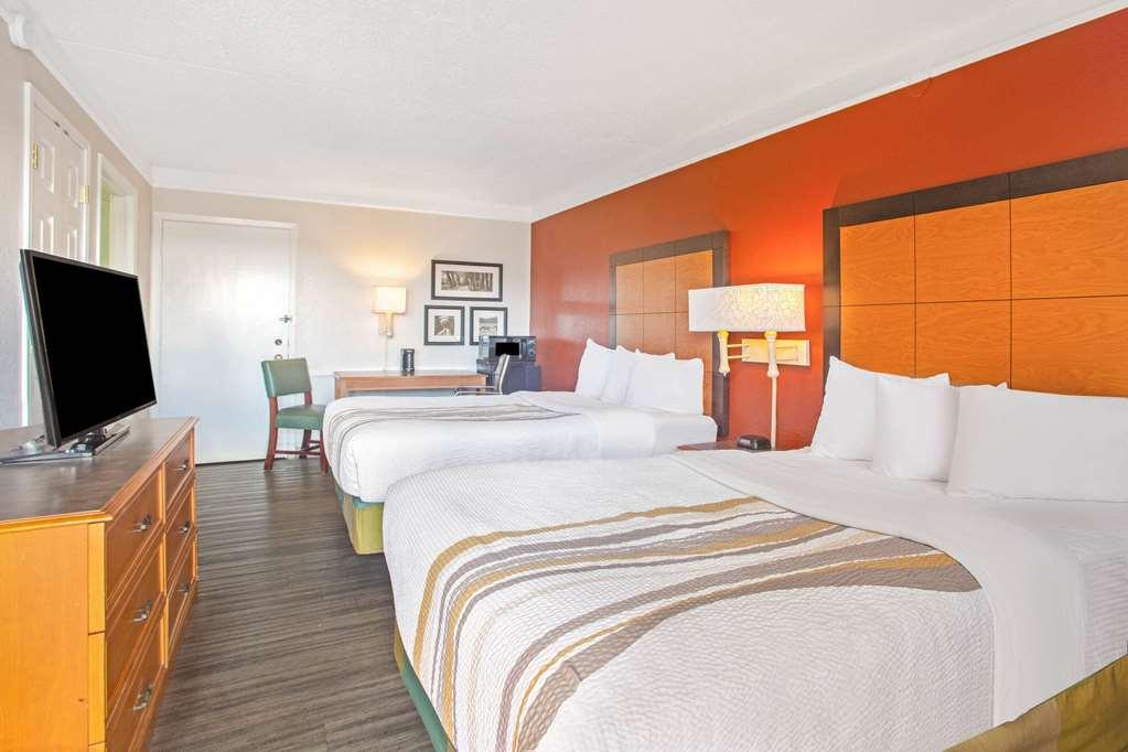La Quinta Inn By Wyndham Victoria Room photo