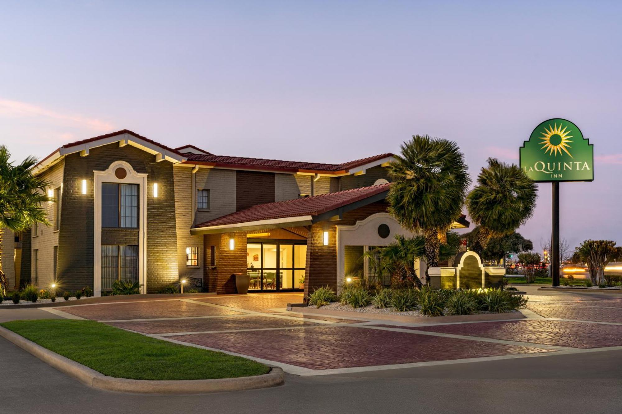 La Quinta Inn By Wyndham Victoria Exterior photo
