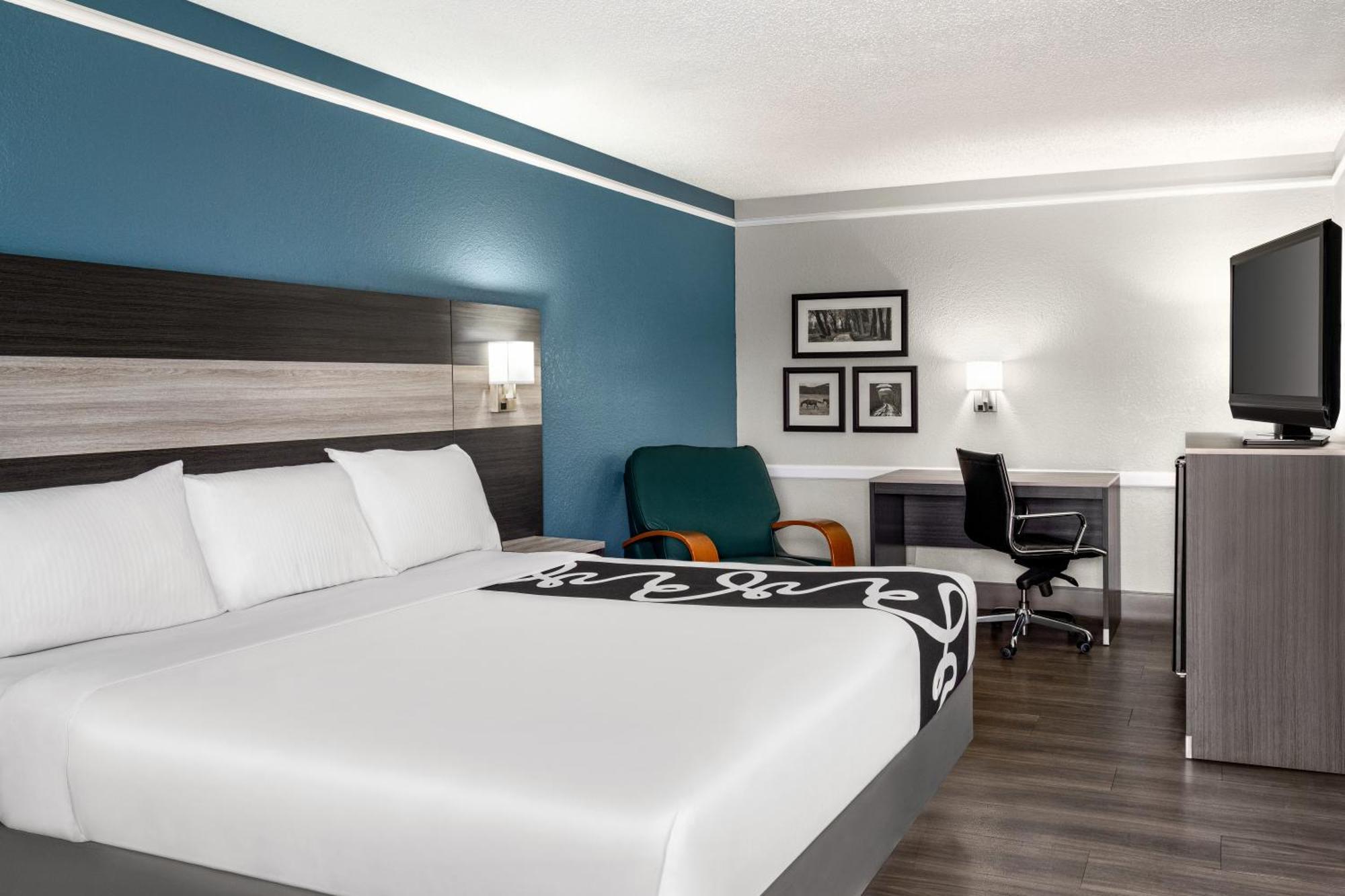 La Quinta Inn By Wyndham Victoria Exterior photo