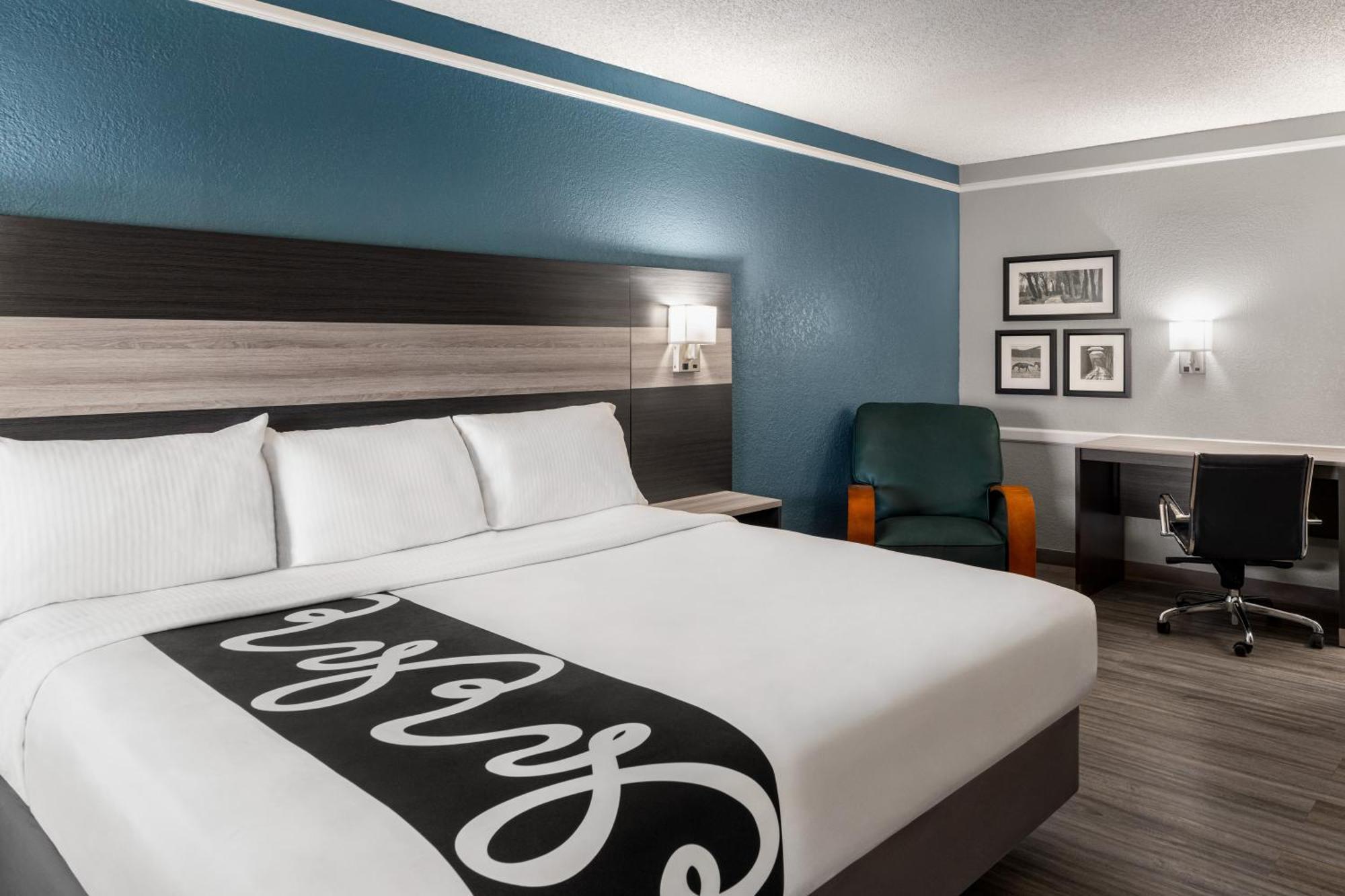 La Quinta Inn By Wyndham Victoria Exterior photo