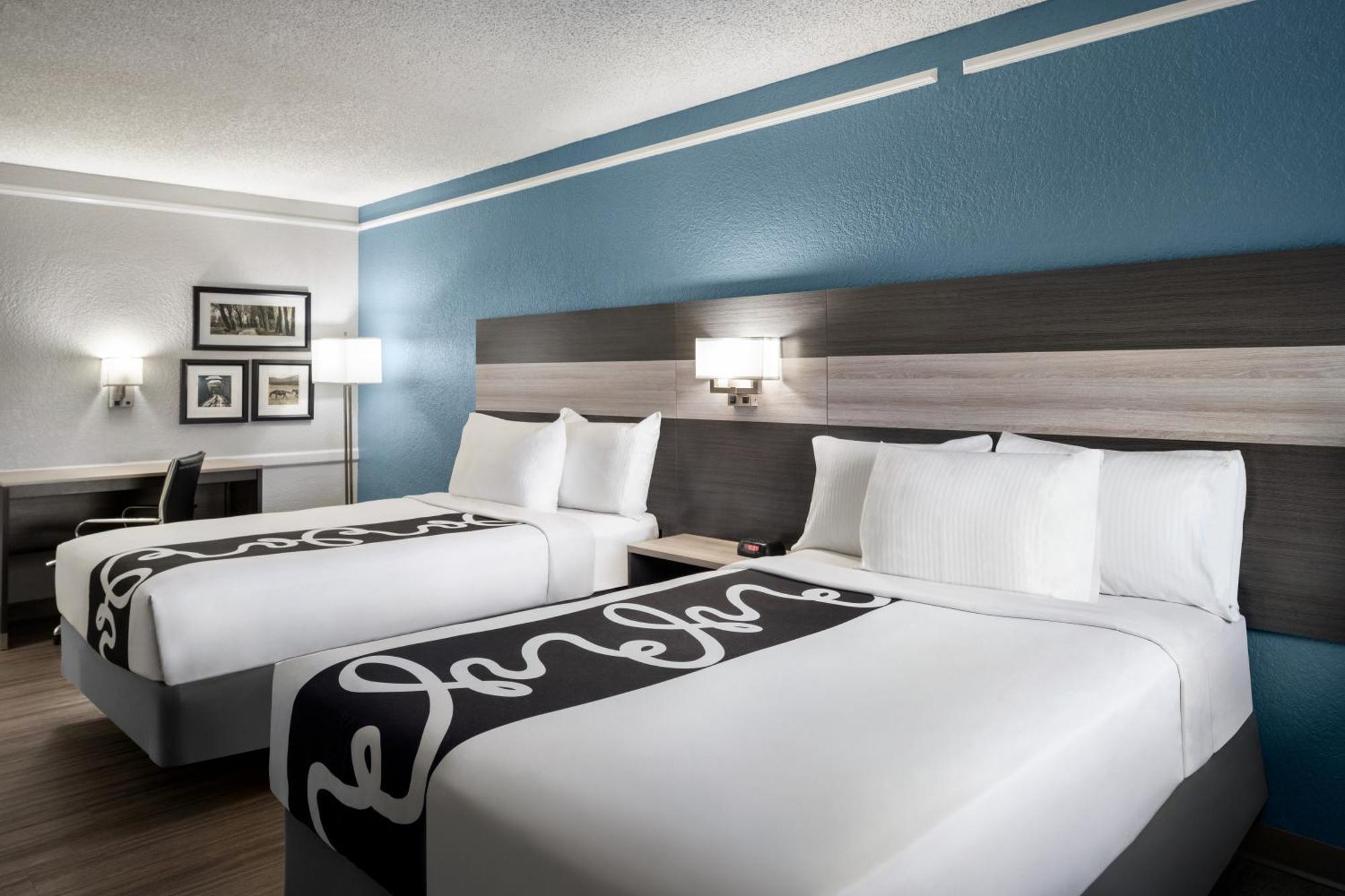 La Quinta Inn By Wyndham Victoria Exterior photo