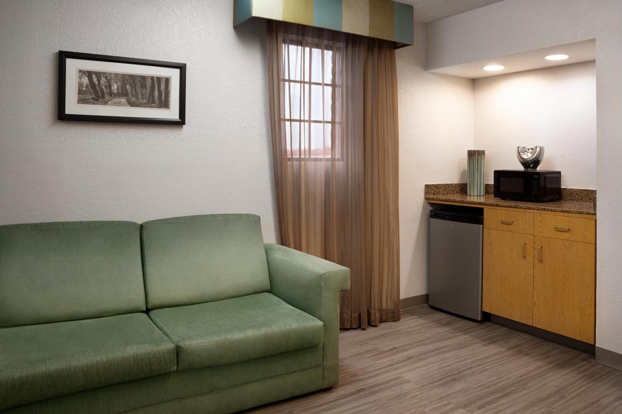 La Quinta Inn By Wyndham Victoria Exterior photo
