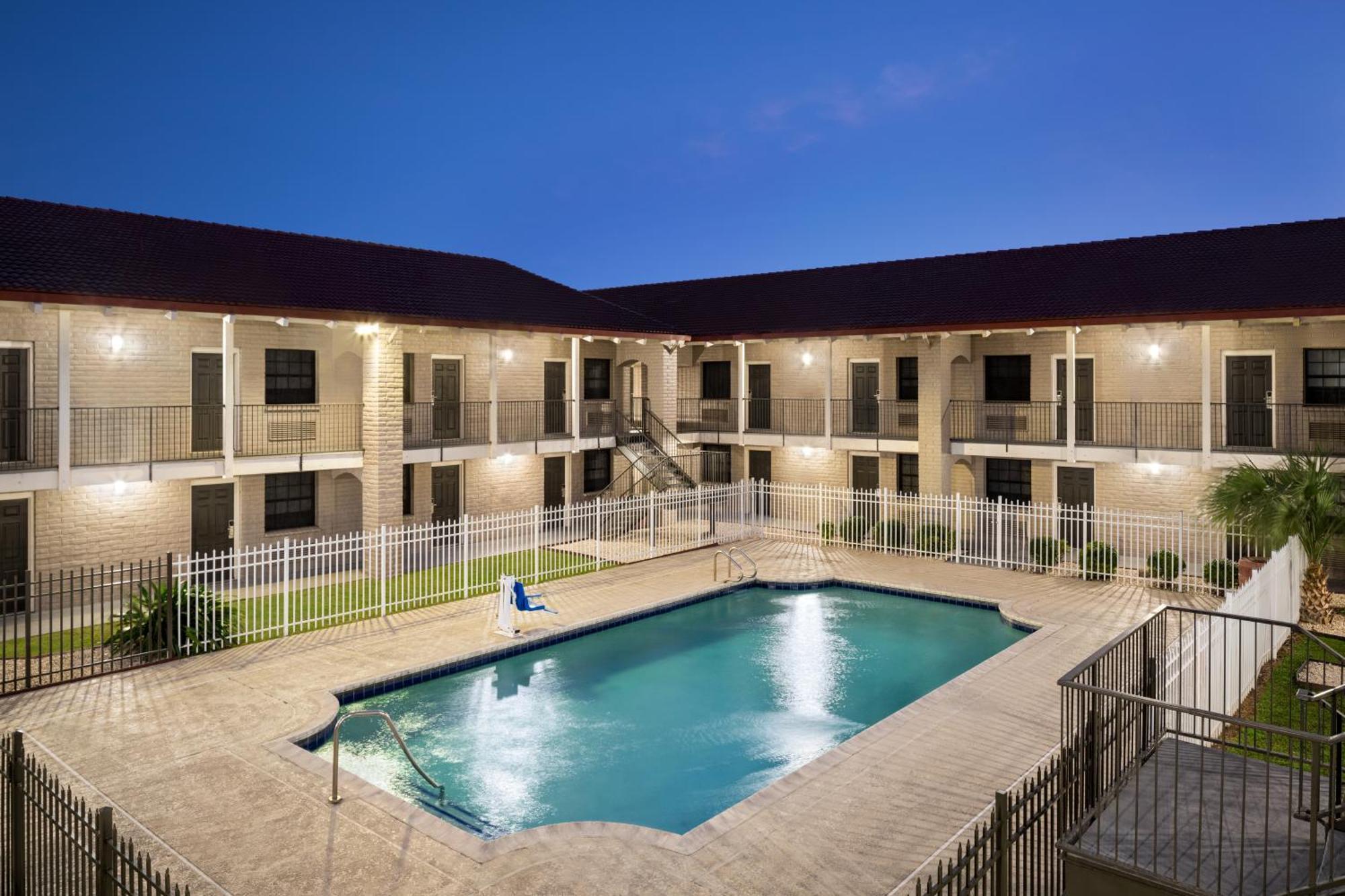 La Quinta Inn By Wyndham Victoria Exterior photo