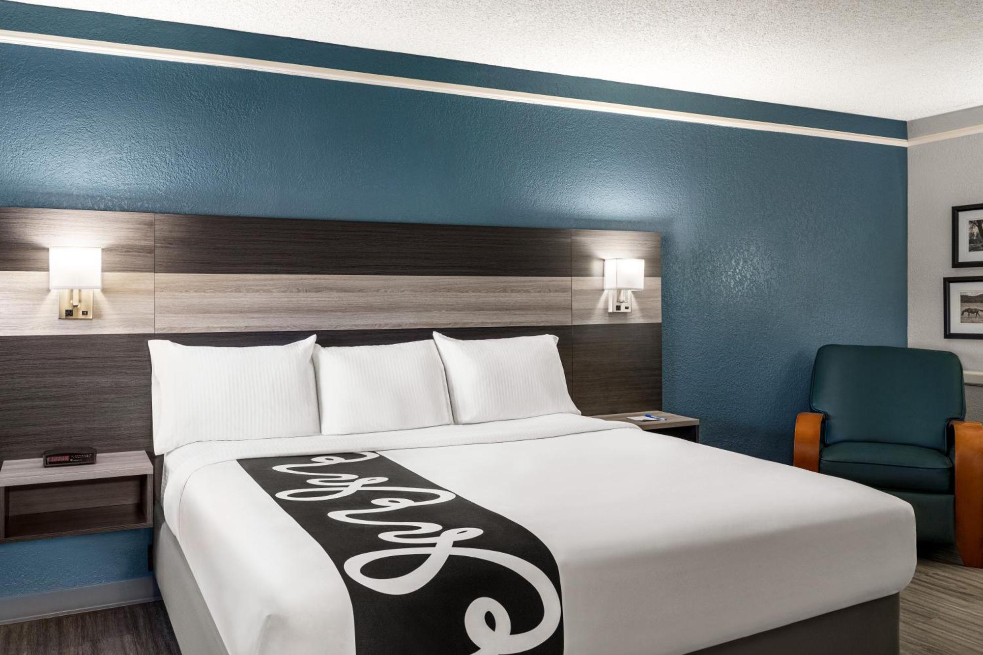 La Quinta Inn By Wyndham Victoria Exterior photo