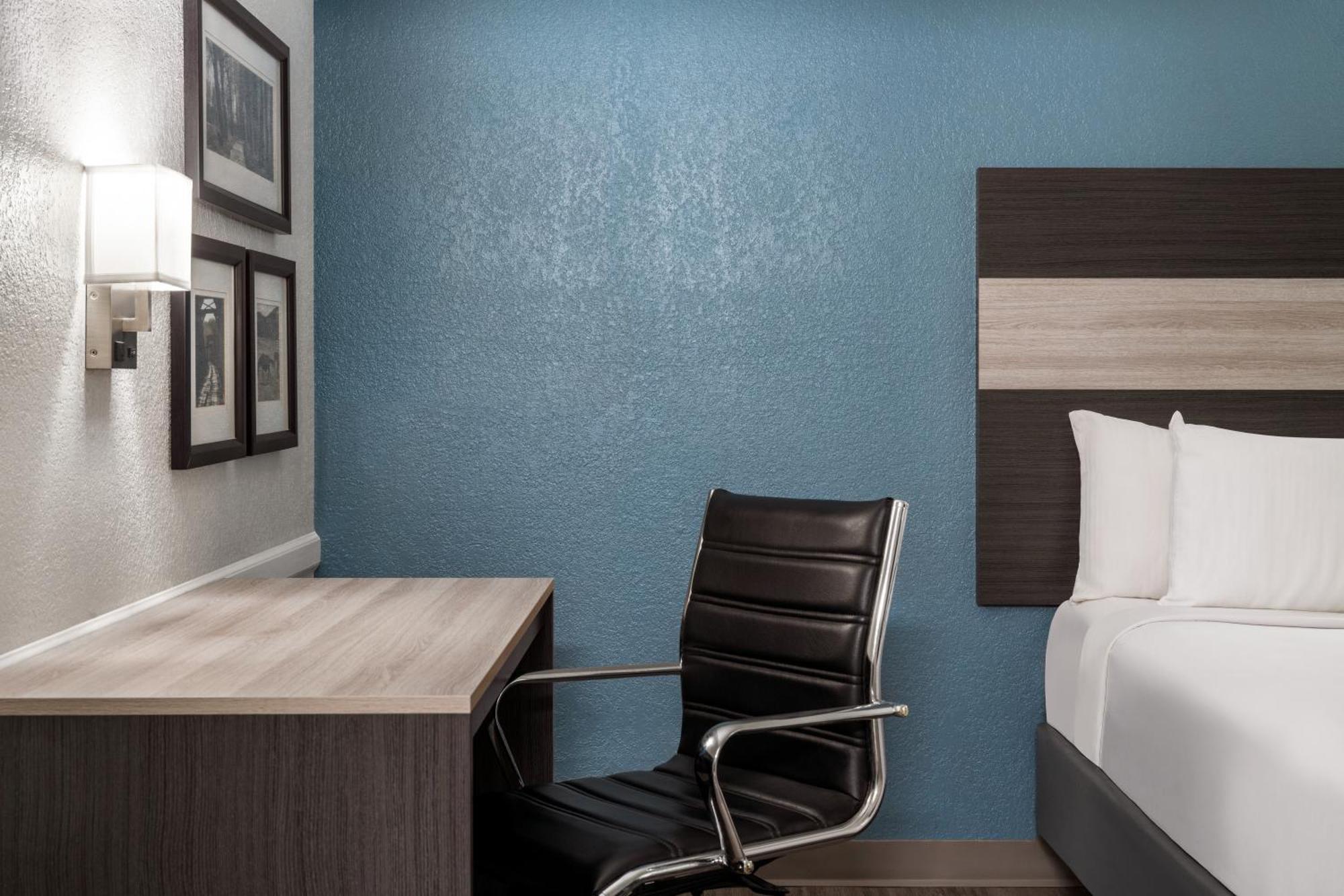 La Quinta Inn By Wyndham Victoria Exterior photo
