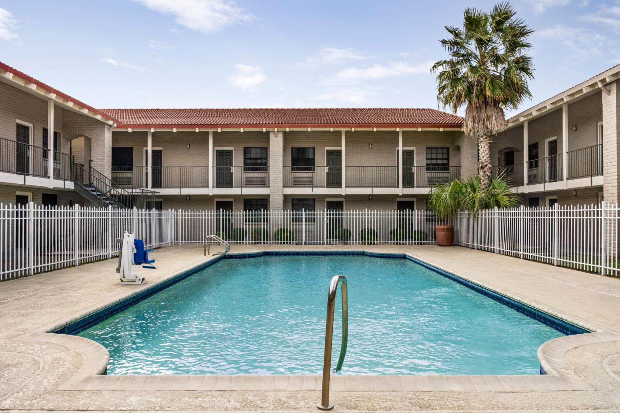 La Quinta Inn By Wyndham Victoria Exterior photo