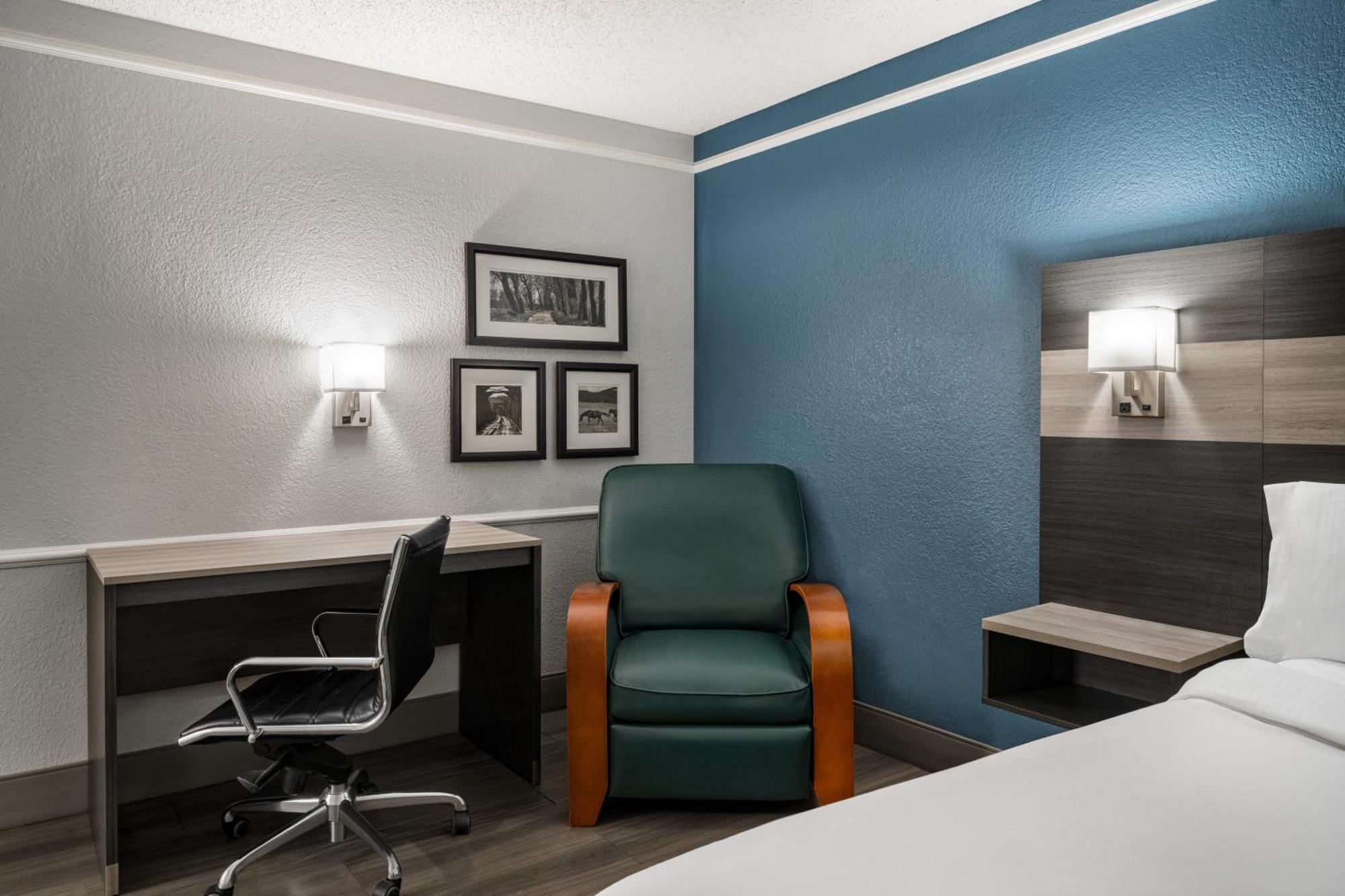 La Quinta Inn By Wyndham Victoria Exterior photo