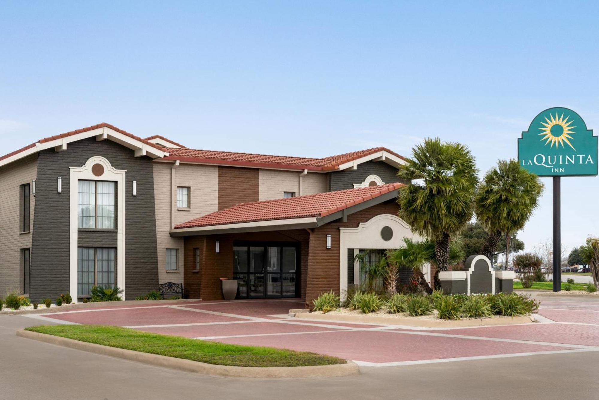 La Quinta Inn By Wyndham Victoria Exterior photo