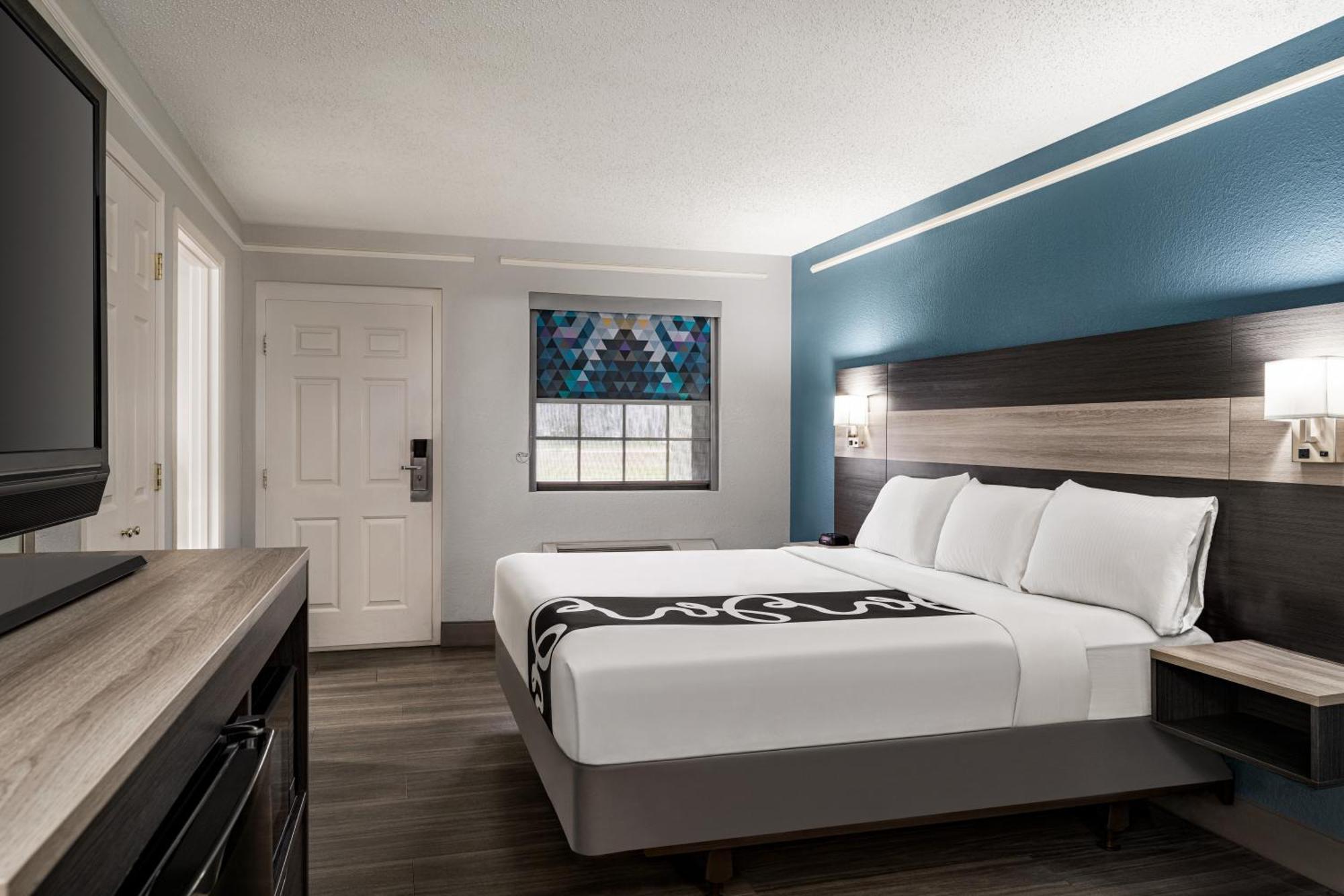 La Quinta Inn By Wyndham Victoria Exterior photo