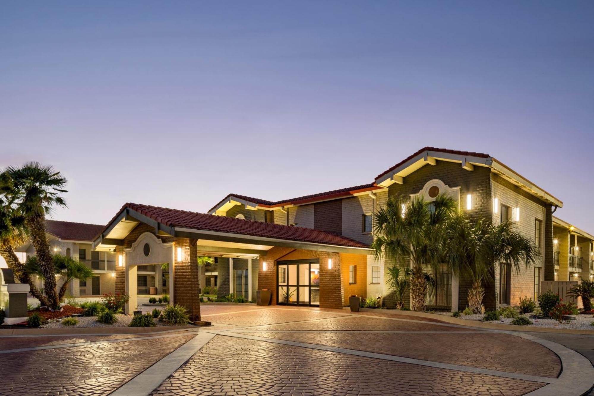 La Quinta Inn By Wyndham Victoria Exterior photo